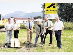 Ein historischer Moment: Den ersten Spatenstich für die Bahnunterführung vollzogen (von links) Rupert Helminger, Geschäftsführer der Max Aicher Bau GmbH, ...