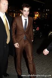 Robert Pattinson attempts to bring back the Reagan Brown Suit. Oh dear god. Sweet jeebus. Normally, I kind of love RPattz: he looks like he would have an ... - Robert-Pattinson-in-a-brown-suit