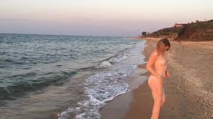 高齢熟女水中 裸|乳首スッケスケの白水着姿の女の子を水中カメラで撮影してみた