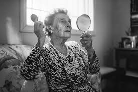 Resultado de imagem para mulher idosa