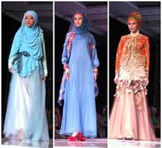 Busana Muslim Bergaya Glamor Buka Fashion Show APPMI Jawa Barat