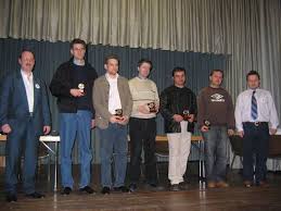 ... Wolfgang Schmid, Josef Gabriel, Joachim Olbrich. links Alexander Geilfuß, rechts Schiedsrichter Klaus Bornschein. Die Brettpreise, u.a. Josef Gheng (2.