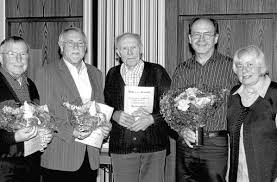 Vorsitzende Siglinde Ruoff (rechts) mit den geehrten Chormitgliedern (von links) Siegfried Roth, Manfred Benkendorf, Ernst Arnold und Dirigent Adolf Arnold.