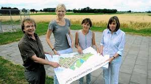 Haben große Pläne für das Richtericher Dell: Bezirksbürgermeisterin Marlis Köhne (CDU), Michael Rau (Grüne), Maike Schlick (CDU) sowie Lisa Lassay (Grüne).