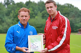 Links der Trainer der Saison der Bezirksliga Nord, Wilhelm Satzinger. Rechts anpfiff-Ligabetreuer Michael Händel. anpfiff.info - 100021