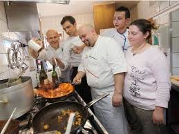 Viele Köche würzen die Pasta: Die RTL II-Kochprofis Ralf Zacherl, Martin Baudrexl (links) helfen dem Team des Al Camino auf die Sprünge.