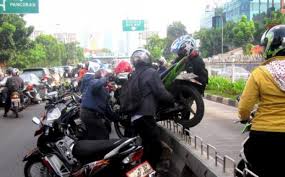 Lucu, Pelanggar Busway di Jakarta Ramai-ramai Angkat Motor ...