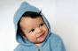 bebé-recién-nacido-que-desgasta-sonrisas-azules-de-la-rebeca-28542122.jpg - beb%C3%A9-reci%C3%A9n-nacido-que-desgasta-sonrisas-azules-de-la-rebeca-28542122
