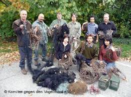 Alexander Heydt vom Komitee gegen den Vogelmord aus Bonn und sein italienischer Mitstreiter Gianpiero Broggi suchen das Waldstück nach verbotenen ... - 0,,4866926_4,00