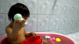 小女孩洗澡|愉快的小亞洲女孩洗澡與泡沫 影片檔及更多 一塊肥皂 短片 - 一塊肥皂, 乾淨, 享受