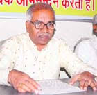 Ramesh Patange (left), RSS ideologue, addresses a press conference in Dehradun on Extending further from its Hindu centric ideologies, the Rashtriya ... - dun1