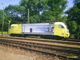 ES 64 U2-096 mit HVB Bankenwerbung in Karlsruhe Gbf im Sommer 2005, wartet hier auf die Ausfahrt in Richtung Mannheim mit DGS 42072. Peter Flamm