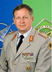 General Karl-Heinz Lather. Auszeichnungen: - Bundesverdienstkreuz am Bande
