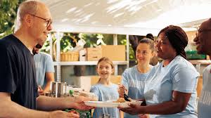 Image result for foto de fazendo caridade