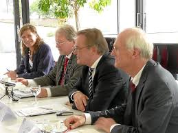 Sabine Fandrych von der Friedrich-Ebert-Stiftung, Forumsinitiator und Diskussionsleiter Friedrich Hezel, Rudolf Hickel und Lothar Binding (von links).