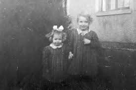 051-0070 Irene und Vera Bischoff im Jahre 1944.
