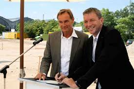 Oberbürgermeister Burkhard Jung übergibt Albert ten Brinke die Baugenehmigung. Nach Angaben von Telekomchef René Obermann sollen in dem neu gebauten Komplex ...