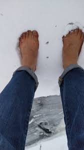 雪　裸足|Woman Walks Barefoot Snow Winter Barefoot