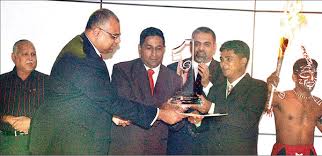 ... Lakmilan Rukshan Fernando and Thusitha De Silva with D H S Jayawardena Chairman; Suren Goonewardene, Managing Director and Damien Fernando, Director - 1.jpg