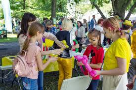 Image result for foto de fazendo caridade