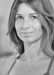 Image of Stina Levin Stina yogade första gången 2000, då hon väntade sitt första, av tre, barn. Hon prövade sedan olika former av yoga och fastnade för den ... - litetportr%25C3%25A4tt2