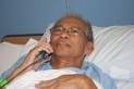 Dith Pran at his hospital bed.