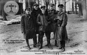 Von links nach rechts: Sebastian Festner (gefallen im April 1917), Karl-Emil Schäfer (gefallen im Juni 1917), Manfred von Richthofen (gefallen im April ...