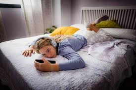 Risultati immagini per bored teen