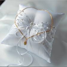 Vaizdo rezultatas pagal užklausą „wedding pillows“