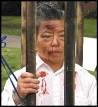 酷刑演示：被關在籠子裏