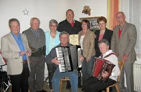 ... Robert Schöps (sitzend), Kurt Wagner, Elke Erber, Grtrud Steinel (sitzend). Wiedergewählt wurde der stellvertretende Vorsitzende Werner Adis (rechts).