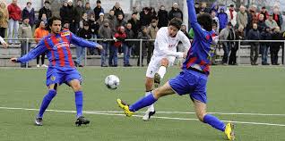 Dzenan Durak vom SC Freiburg U 19 kommt beim 2:2 in Efringen-Kirchen gegen den FC Basel U 21 gegen Dennis Lapichino (links) und Drazen Cosic, ... - 10735153