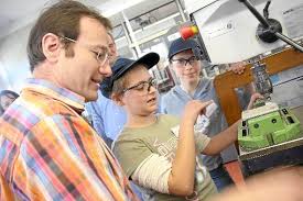 Gerhard Benning, Ausbilder Industriemachaniker bei Baumer IVO in Schwenningen, führte beim gestrigen Girls Day