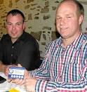 Die Hüfinger Angler Michael Birk (links) und Thomas Erat stellten in der Generalversammlung ihren neuen Mitgliederausweis vor.