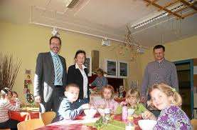 Die Kinder lassen sich\u0026#39;s schmecken – und Bürgermeister Ulrich Bünger (von links), Schulleiterin Christa Schenzer-Heimann und Michael Kleinbeck vom ...