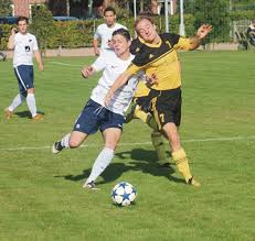 im Duell mit Nienhagens Julian Jungmichel. Pickford erzielte auch das wichtige 1:0 für den SV Essel im Kampf der Bezirksliga-Tabellennachbarn.