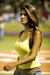 ERIN ANDREWS - HOT ESPN REPORTER - SEXY YELLOW SWEATER