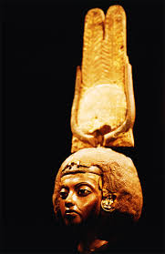 Statuette der Königin Teje im Ägyptischen Museum Berlin von Laurent Desmetz