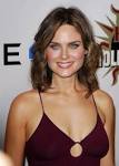 http://www.celebs101.com/gallery/Emily_Deschanel/177280/i16127_emilydeschanelhot08.jpg