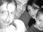 angelique laurent sarah et gregory, Photo d'époque de 2007 - images?q=tbn:ANd9GcSRjplaA1gBJqwg-J__SRALRhjN3fofER-XE4FmTvF0BCtcH1YU3KT_q1jU