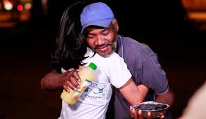 Image result for foto de fazendo caridade