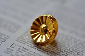 Image result for 弁護士バッジ