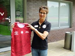 Brigitte Kraus mit dem ... - Brigitte_Kraus_mit_ASV-Autogramm-Trikot