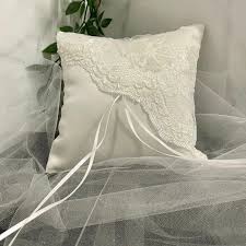 Vaizdo rezultatas pagal užklausą „wedding pillows“