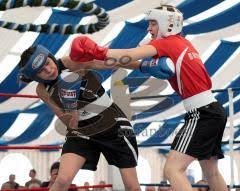 Amateur Deutsche Meisterschaft FrauenBoxen in Eichstätt - links Veronika Dubinina MV gegen rechts Lisa Eisenbrandt Siegerin aus Würzburg für Bayern