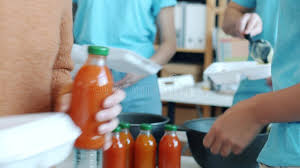 Image result for foto de fazendo caridade