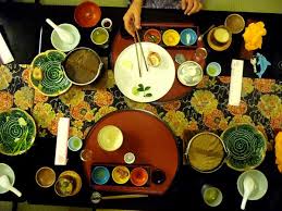 L'art de bien se tenir à table au Japon  Images?q=tbn:ANd9GcSVdbjInxmXSiOHv5us0PVTeUhDozhKNsj4vxIpPbgaCo3M90gn