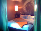 File:Hotel Helix bed.jpg - Wikimedia Commons