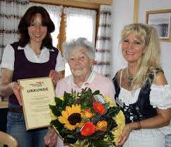 Gastgeberin Andrea Brender, Margarethe Althammer und Ilka Kaiser (von links). Foto: Georg Jäger. TODTNAUBERG (jgf). Sie hat den Namen ihrer Unterkunft ...