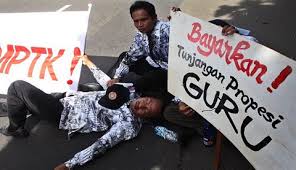 Sebanyak Rp 2,3 Triliun Tunjangan Guru Ngendon di Pemda...Parah..!!